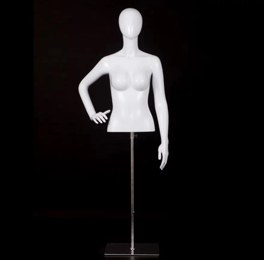 반신형 마네킹에 여성용 블라우스 표시: 핏과 비율